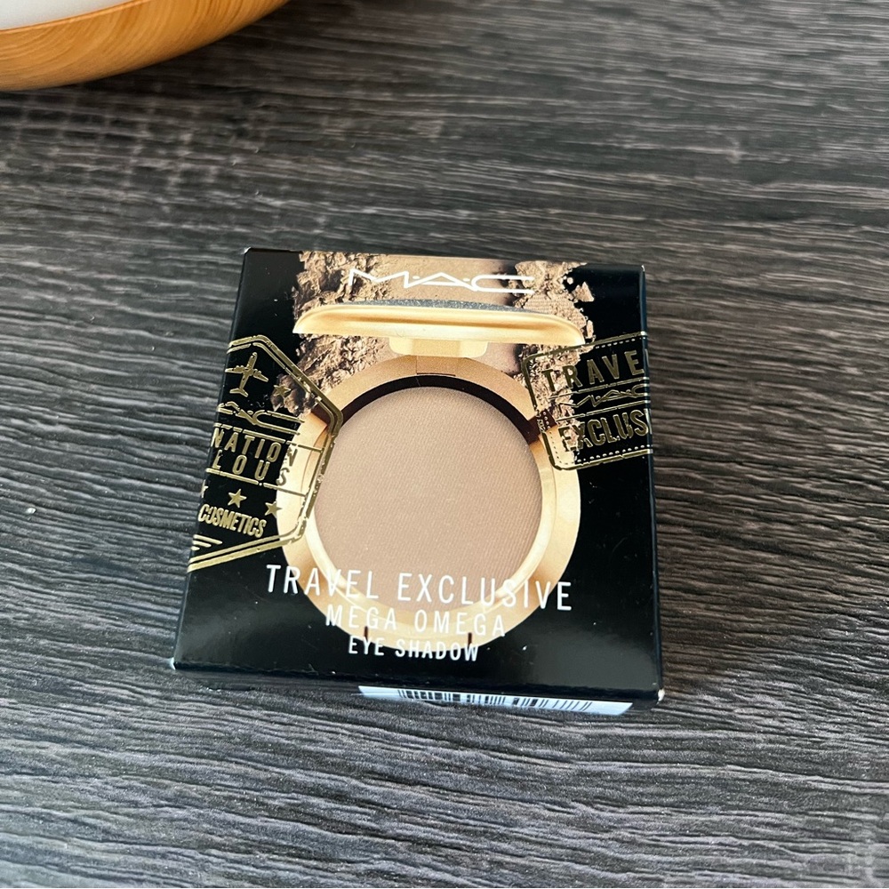 MAC mega omega eyeshadow - new in box